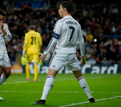 Cristiano Ronaldo comemorando um gol pelo Real Madrid.