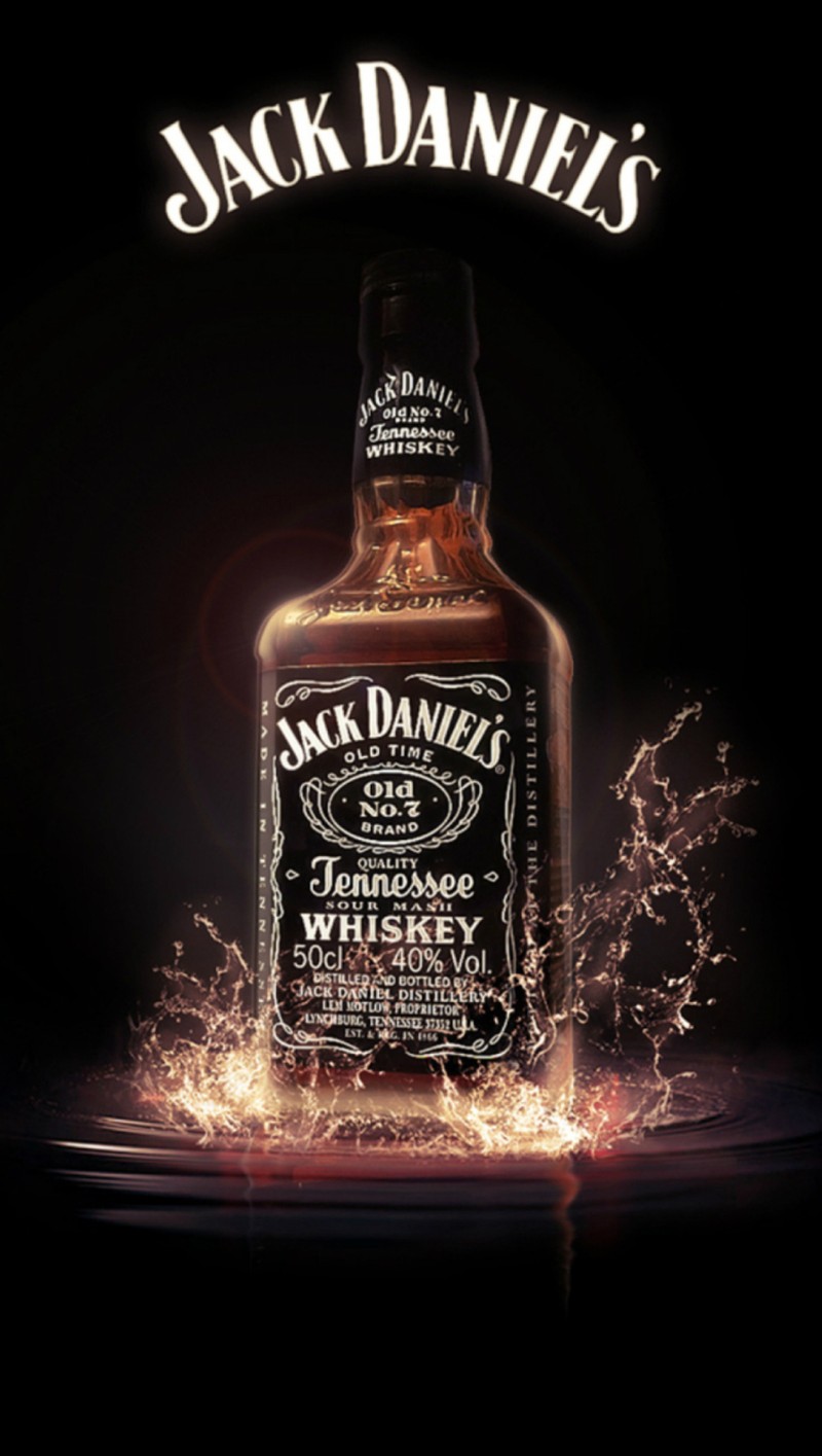 Бутылка виски jack daniels с брызгами воды на земле (алкоголь, джек даниэльс, jack daniels, виски)