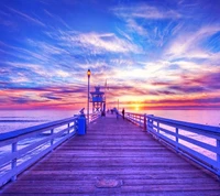 Paseo al atardecer en un muelle costero