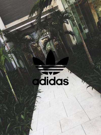 Logo Adidas au milieu d'une verdure luxuriante et d'un chemin