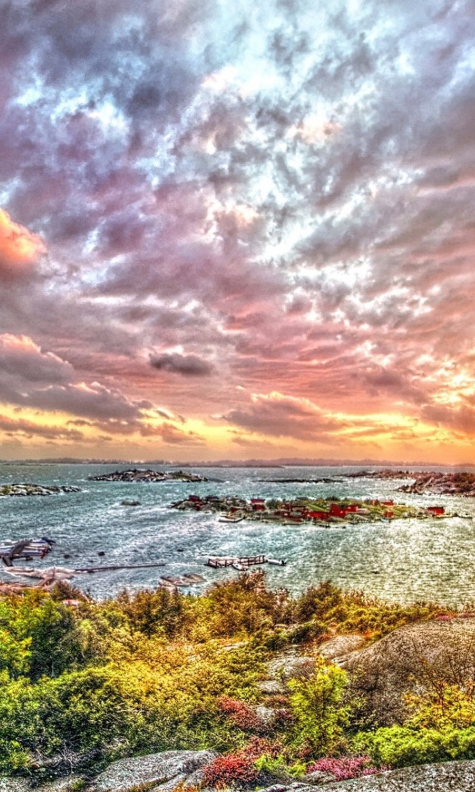 Vista de una hermosa puesta de sol sobre el océano con un faro (paisaje, naturaleza)