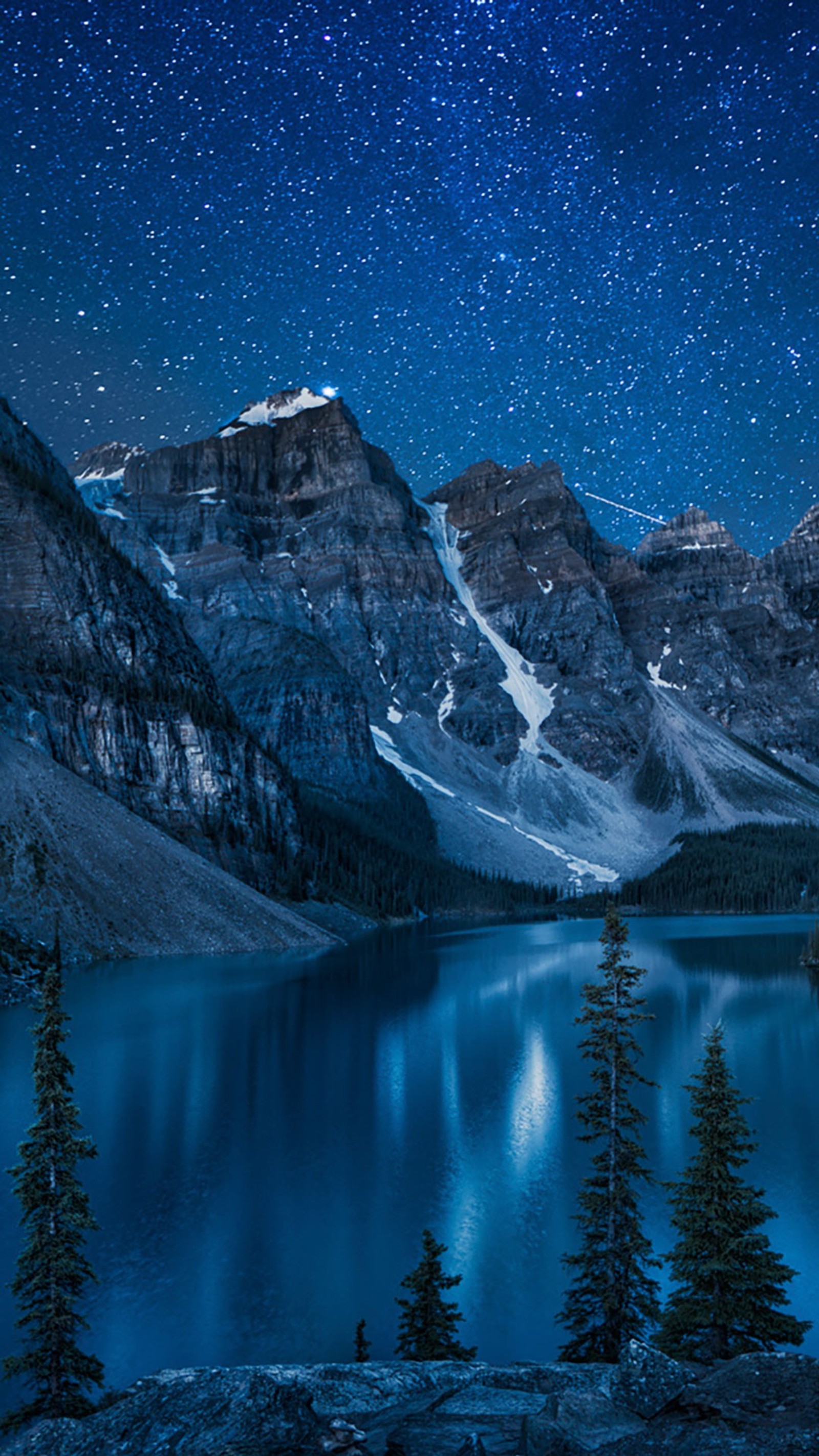 Noite estrelada sobre um lago de montanha com pinheiros e neve (lago, natureza, iluminação do windows)