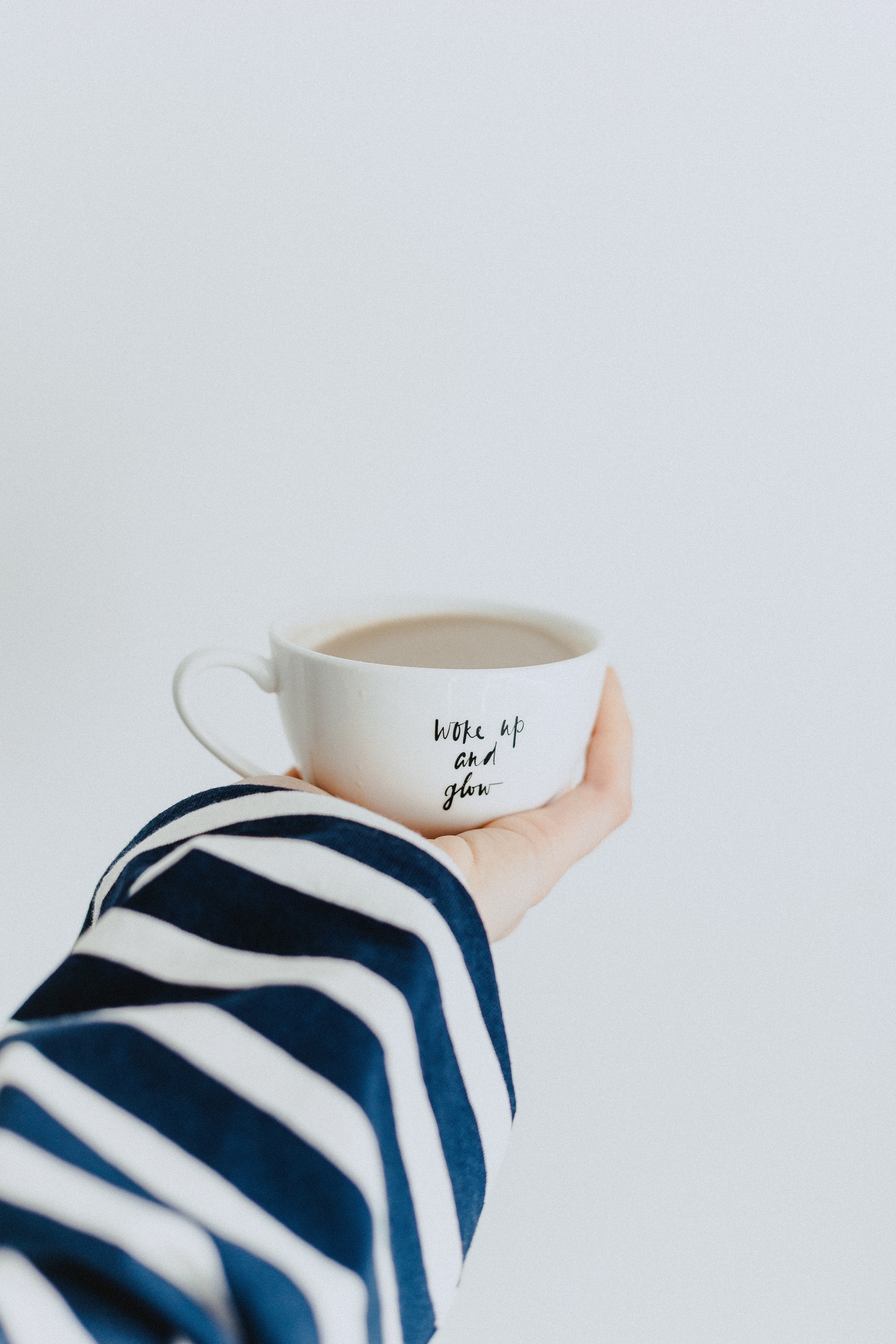 Alguien sosteniendo una taza de café con un mensaje en ella (taza de café, café, taza, blanco, utensilios de servir)