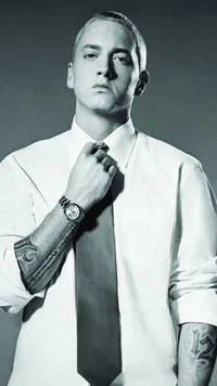 Eminem en una camisa y corbata, mostrando sus tatuajes y una pose confiada, encarnando la fusión del hip hop y el estilo de caballero.