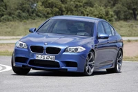 BMW M5 F10: Элегантный спортивный седан для руководителей, демонстрирующий мощь и роскошь.