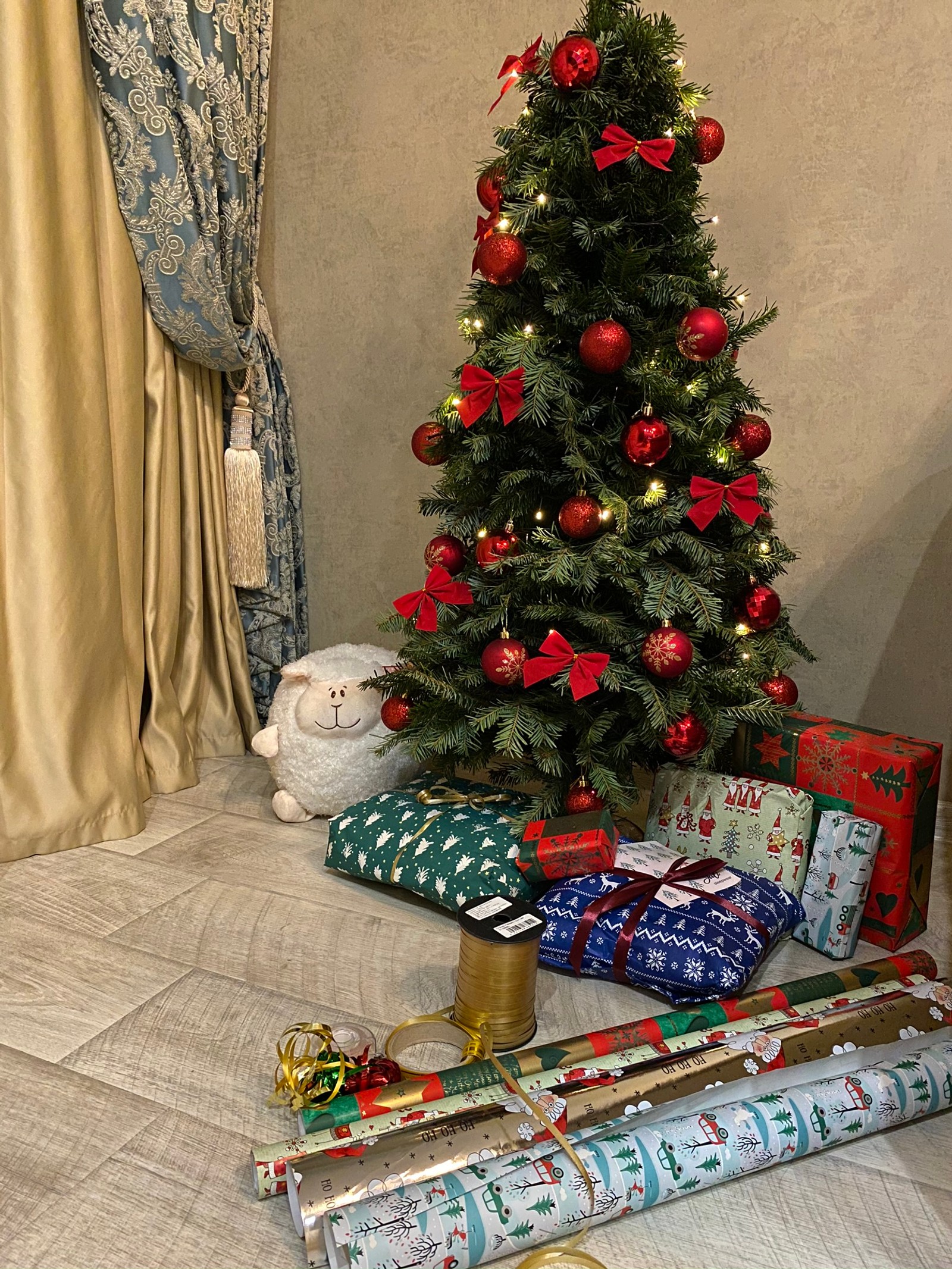 Il y a un sapin de noël avec des cadeaux sur un lit à côté d'un sapin de noël. (sapin de noël, noël, arbre, design dintérieur, chambre)