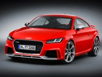 Dynamischer Audi TT RS: Ein roter Sportwagen, der Luxus und Leistung kombiniert