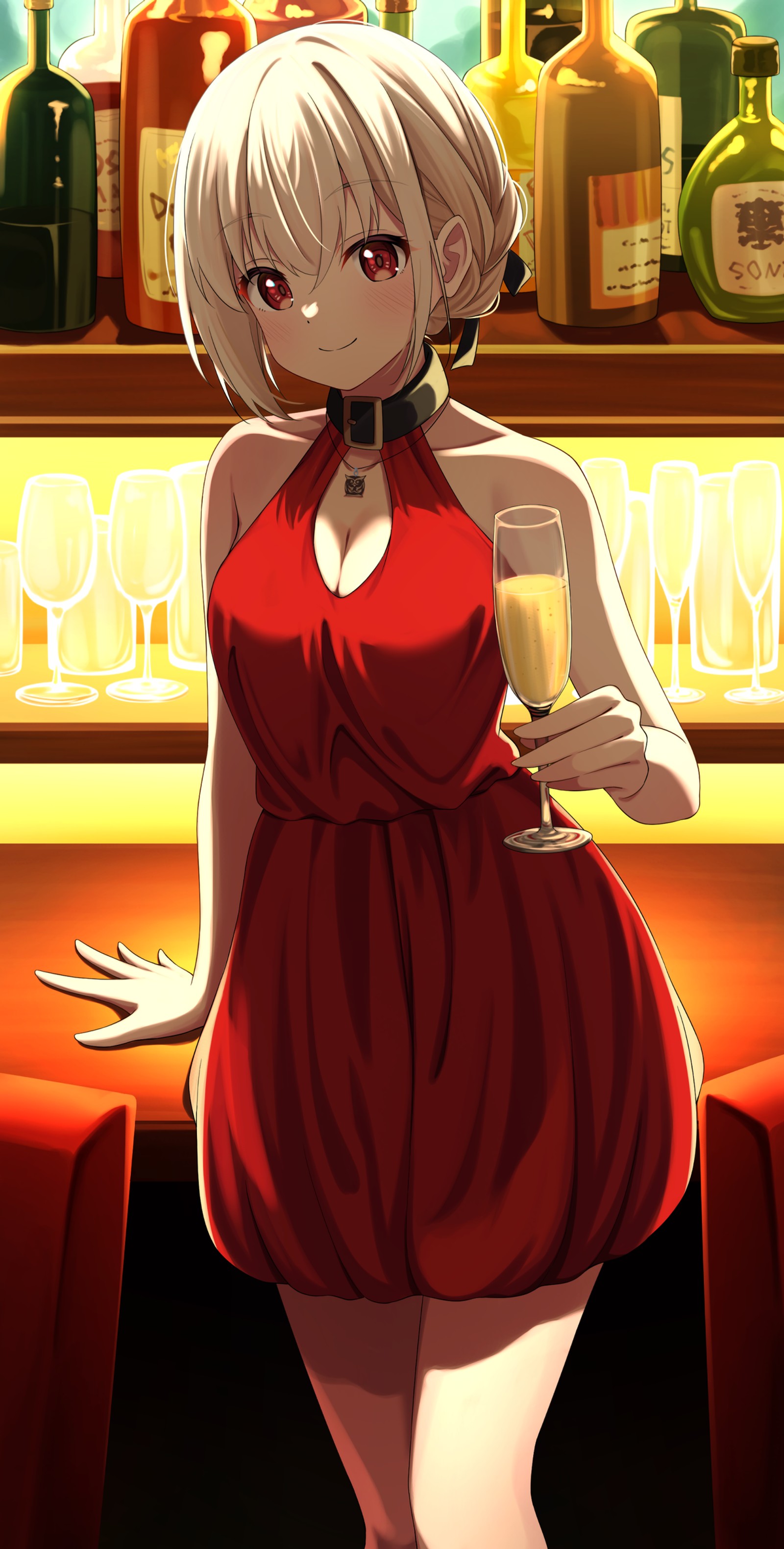 Chica de anime en vestido rojo sosteniendo una copa de vino frente a un bar (caricatura animada, caricatura, ilustración, dibujo, vestido)