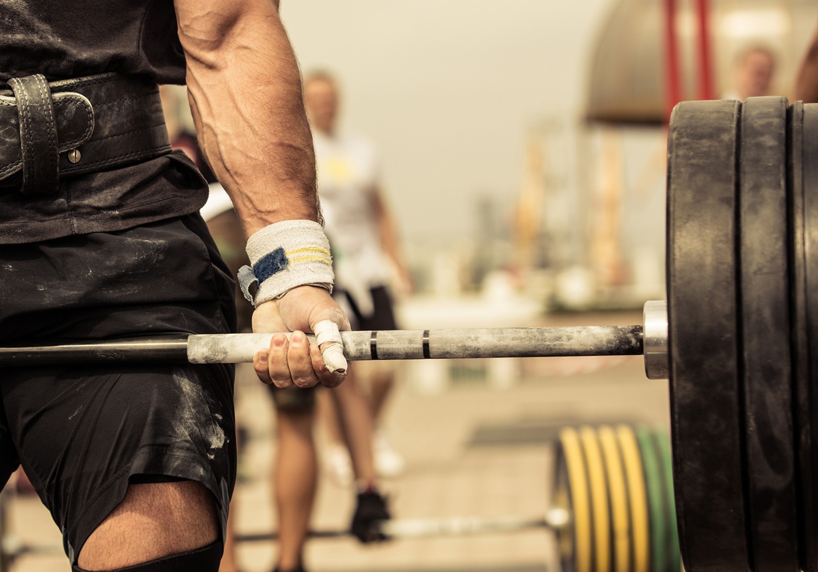 Hay un hombre sosteniendo una barra en la mano (aptitud física, culturismo, entrenamiento de fuerza, barra, powerlifting)