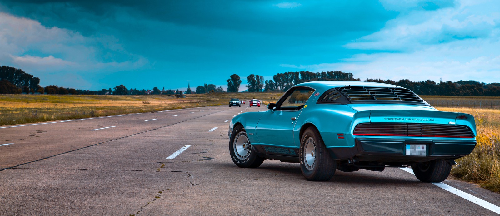 Ein blauer wagen fährt an einem bewölkten tag die straße entlang (muscle car, auto, ford mustang, staatsstreich, blau)