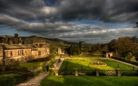 Vue pittoresque d'une maison majestueuse entourée de jardins luxuriants et de collines ondulées sous des nuages dramatiques