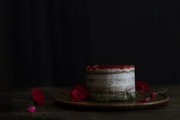 Gâteau élégant avec des fraises fraîches et des accents floraux