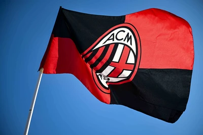 Drapeau de l'AC Milan contre un ciel bleu clair