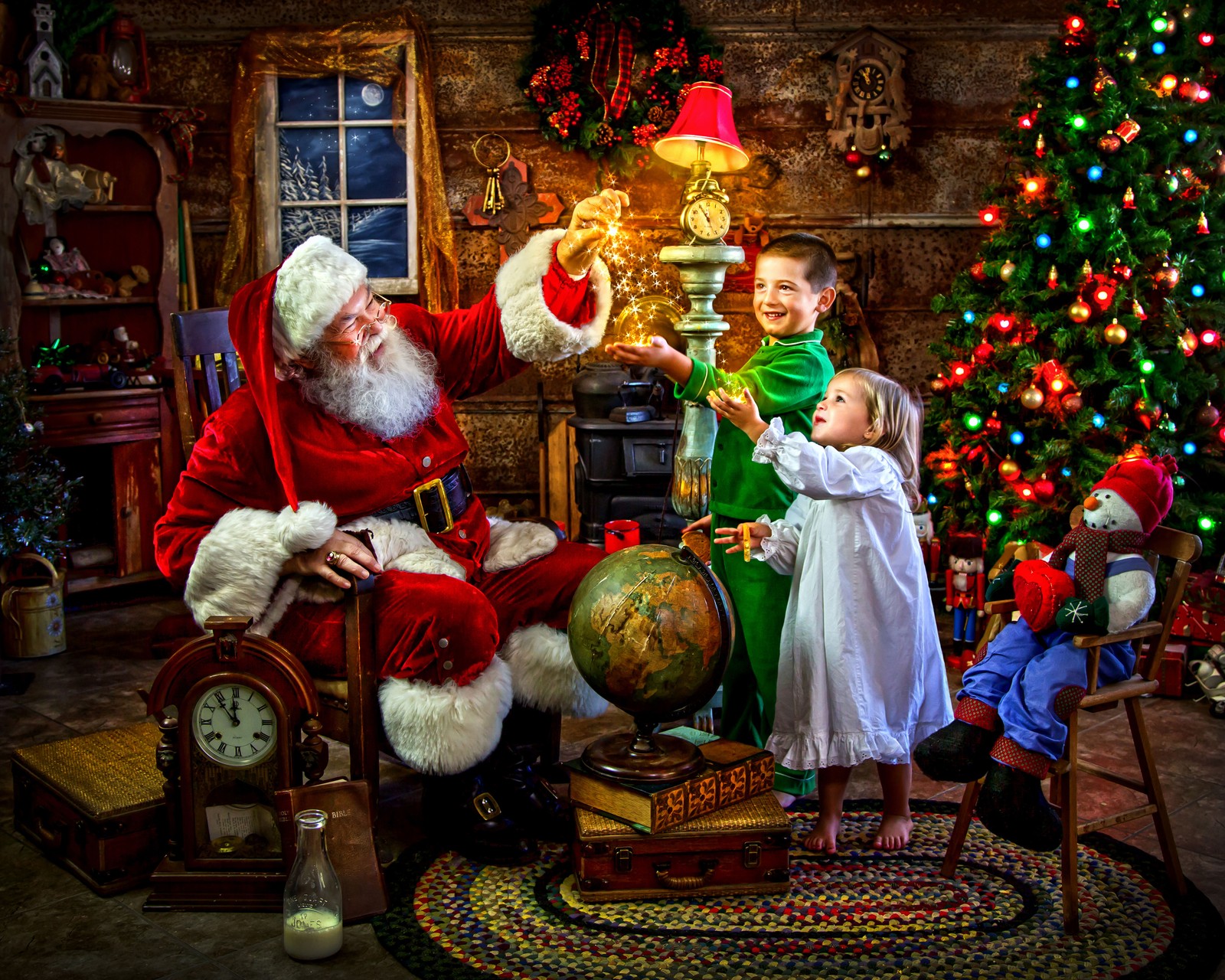 Papai noel e uma menininha sentados em frente a uma árvore de natal (papai noel, dia de natal, natal, evento, feriado)