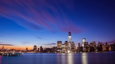 Beeindruckende Skyline von New York City bei Dämmerung mit reflektierenden Gewässern