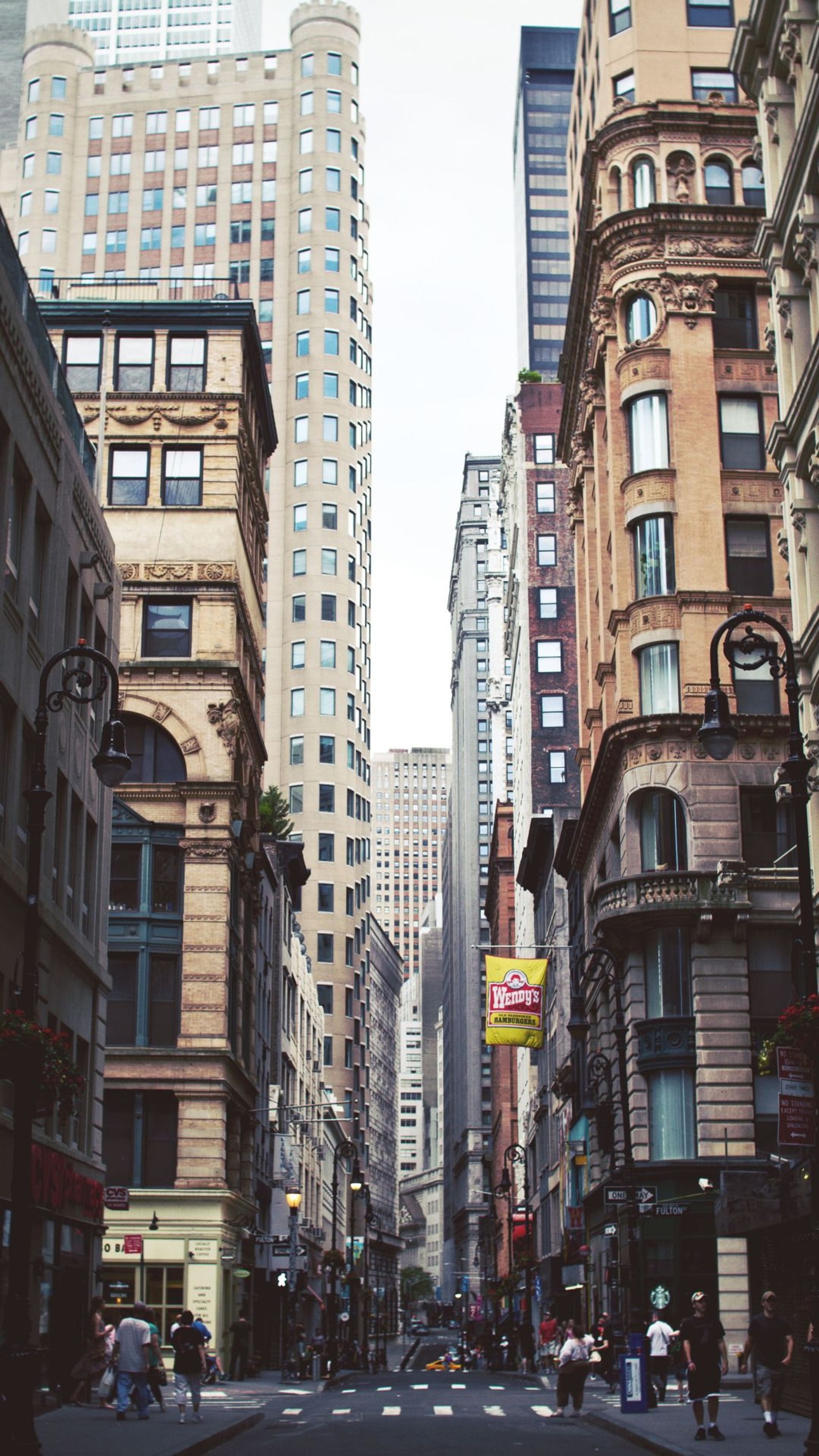 Il y a beaucoup de gens marchant dans la rue de la ville (bâtiment, journée, fenêtre, gratte ciel, infrastructure)