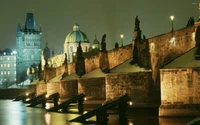 Réflexion nocturne du Pont Charles et du Château de Prague sur la rivière Vltava