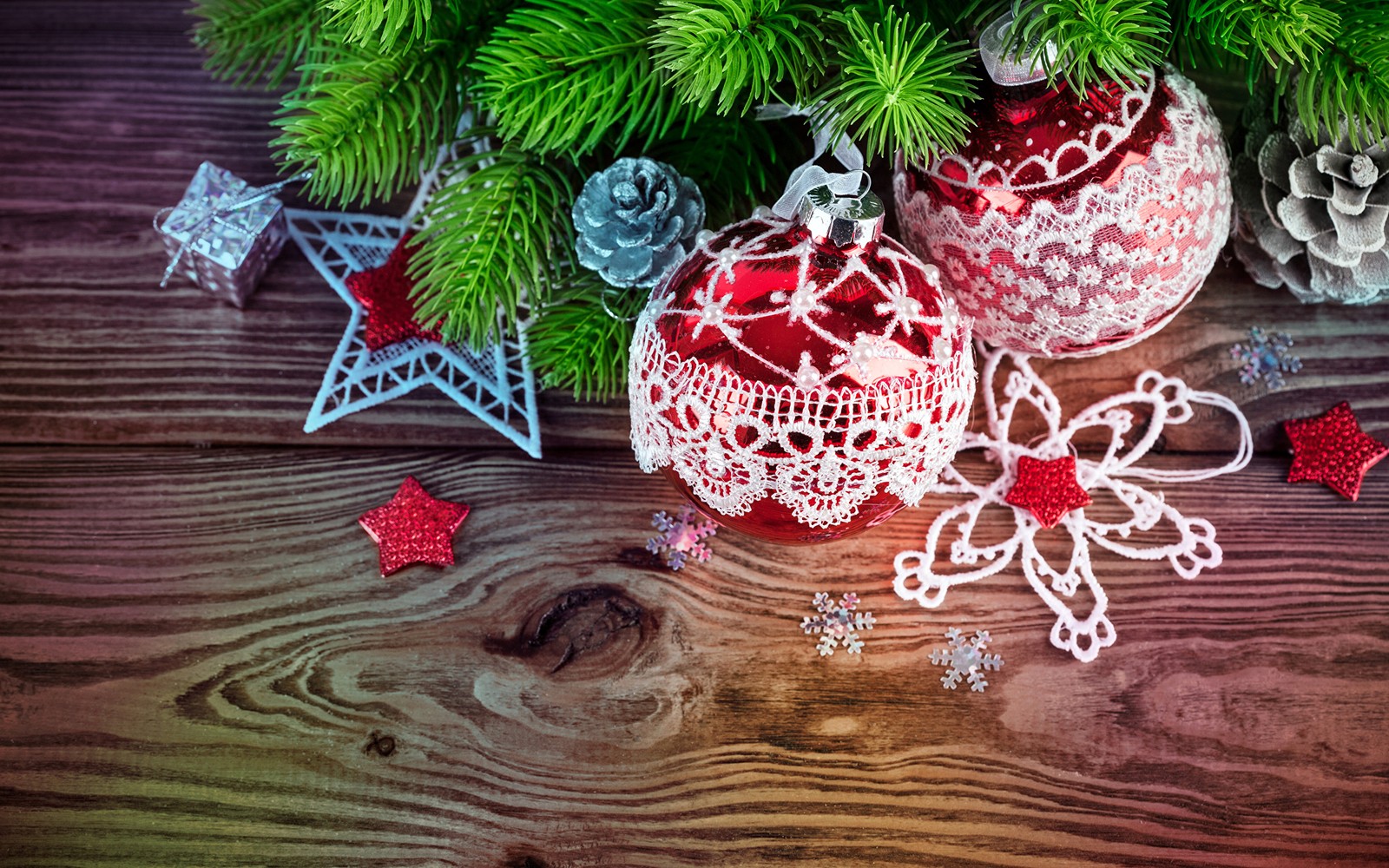 Decorações de natal em uma mesa de madeira com pinhas e ramos de pinheiro (ano novo, dia de natal, ornamento de natal, enfeite de natal, natal)