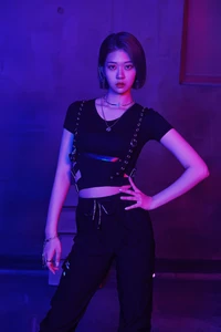 Seowoo: Estrela do K-Pop cativante em brilho neon