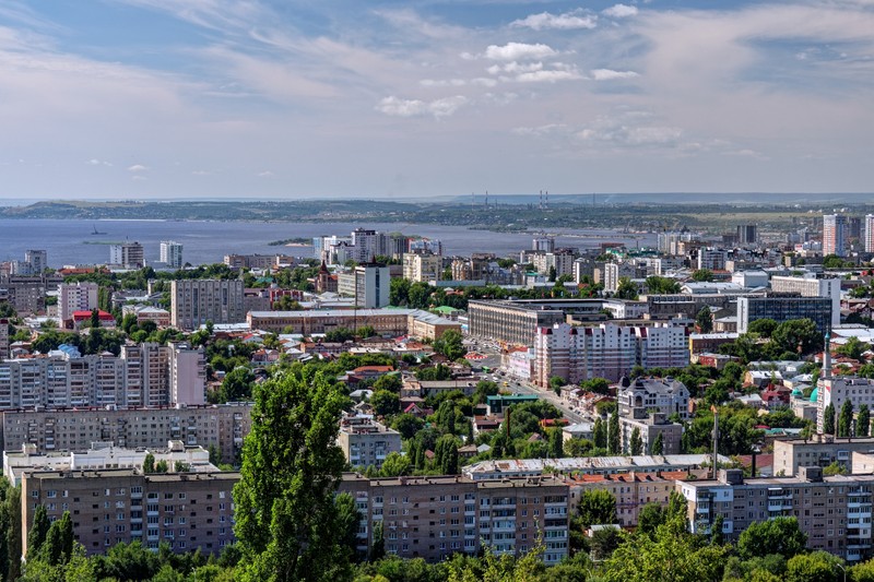 Вид на город с множеством высоких зданий (город, городская территория, городской пейзаж, жилой район, горизонт)