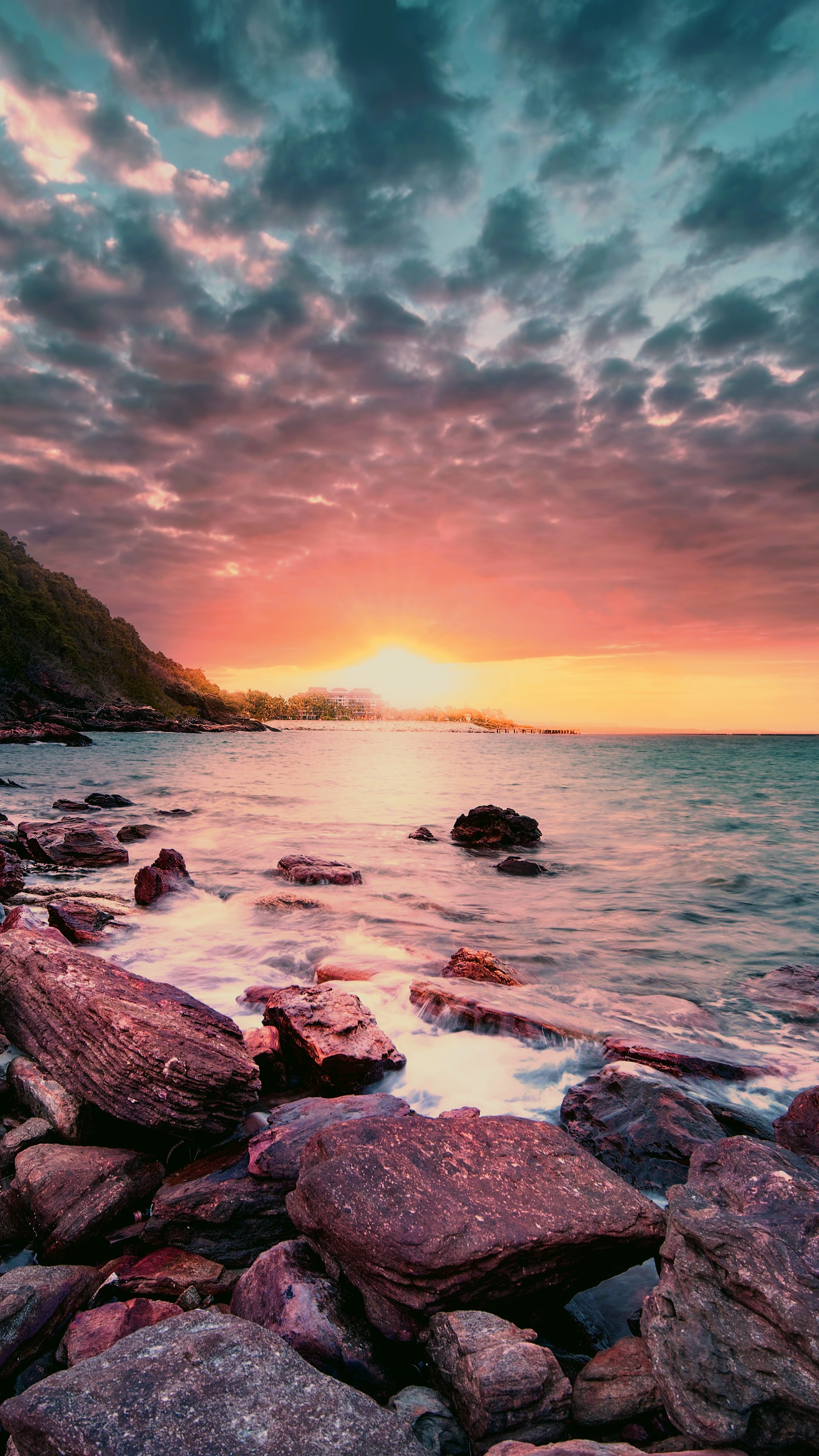 Vue aérienne d'une plage rocheuse avec un coucher de soleil en arrière-plan (beau, nuage, eau, ressources en eau, atmosphère)