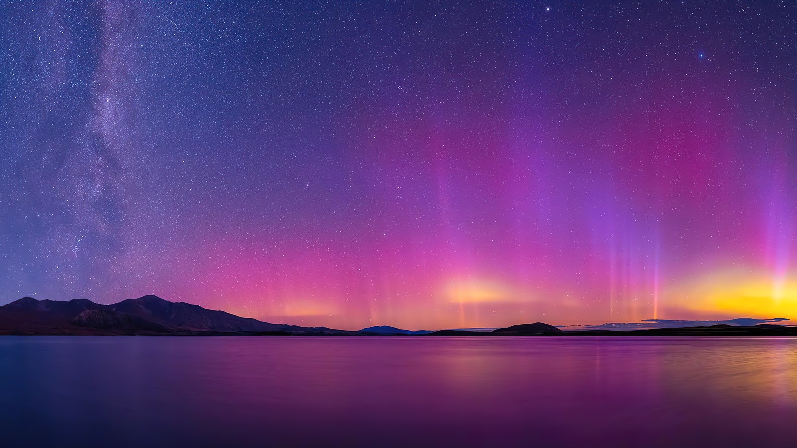 Uma luz auroral brilhante brilha sobre um lago e montanhas (bonito, por do sol, noite, céu, estrelado)