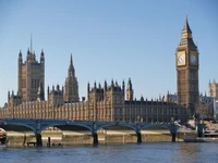 Vista icônica do Palácio de Westminster e do Big Ben contra um céu limpo