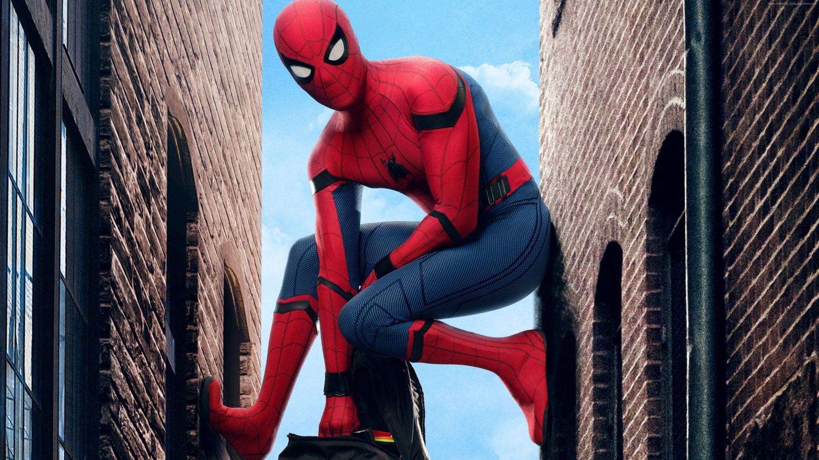 Spider-man sentado en un poste en un callejón de la ciudad (spider man, spider man homecoming, superhéroe, película, actor)