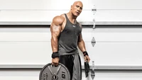 Dwayne Johnson mostrando un físico poderoso durante una sesión de entrenamiento con pesas.