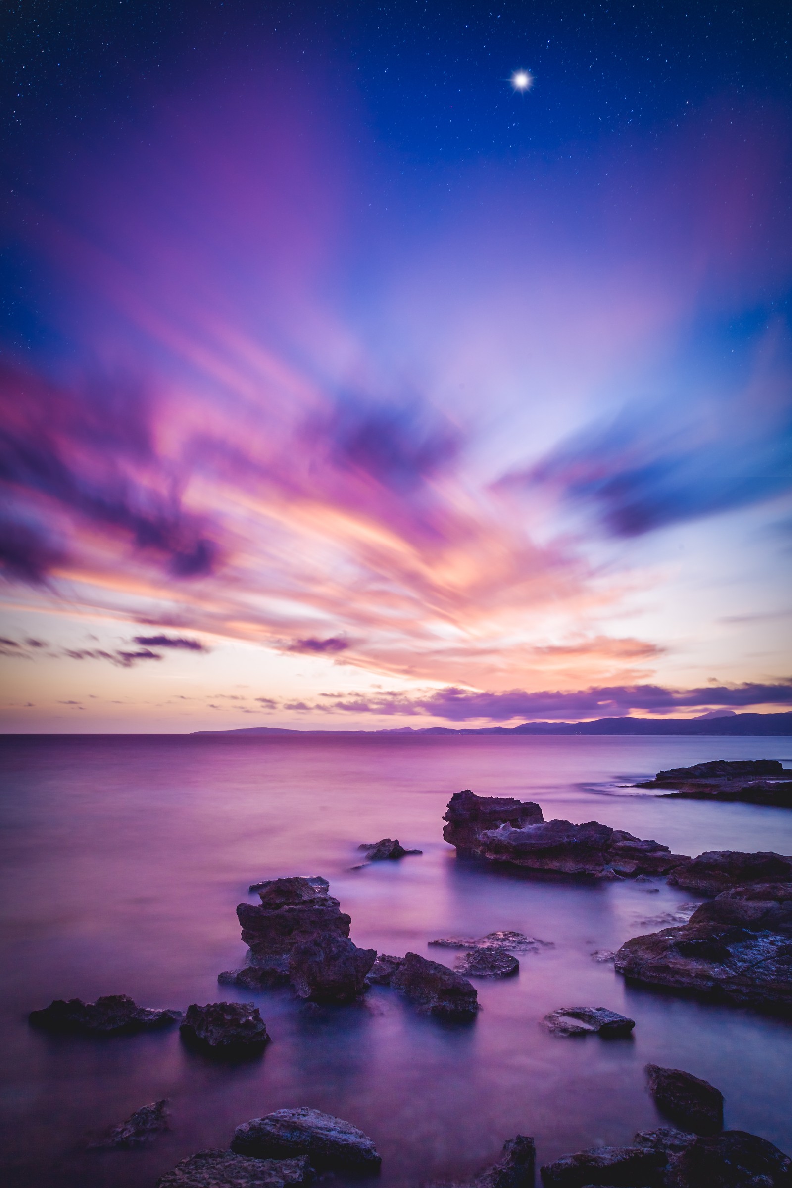 Coucher de soleil violet et bleu sur l'océan avec des rochers et une lune (paysage marin, coucher de soleil, horizon, violet, océan)