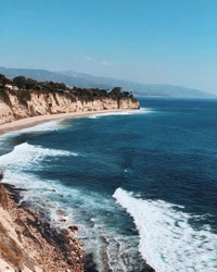 Falaises côtières embrassant les vagues océaniques sereines