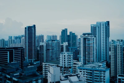 Metrópole urbana com arranha-céus sob um céu azul