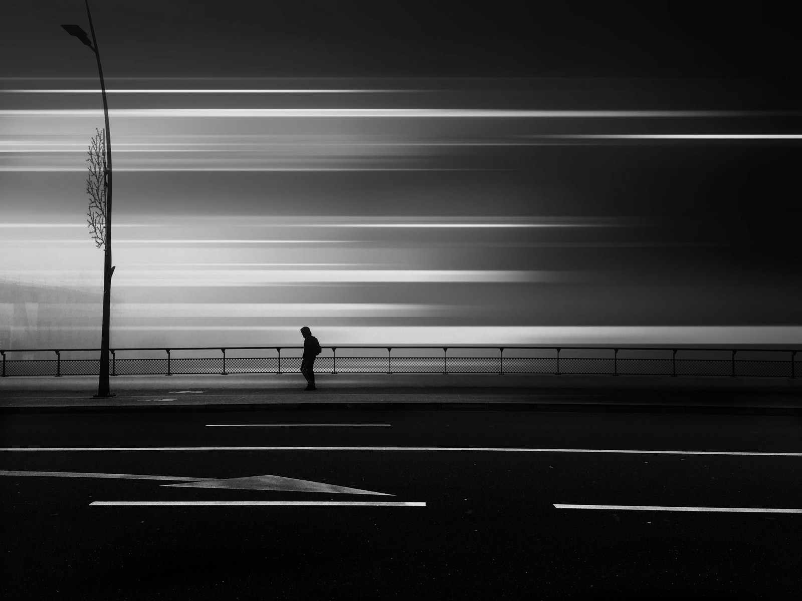 Imagen de una persona caminando por una calle por la noche (blanco y negro, negro, blanco, monocromo, línea)