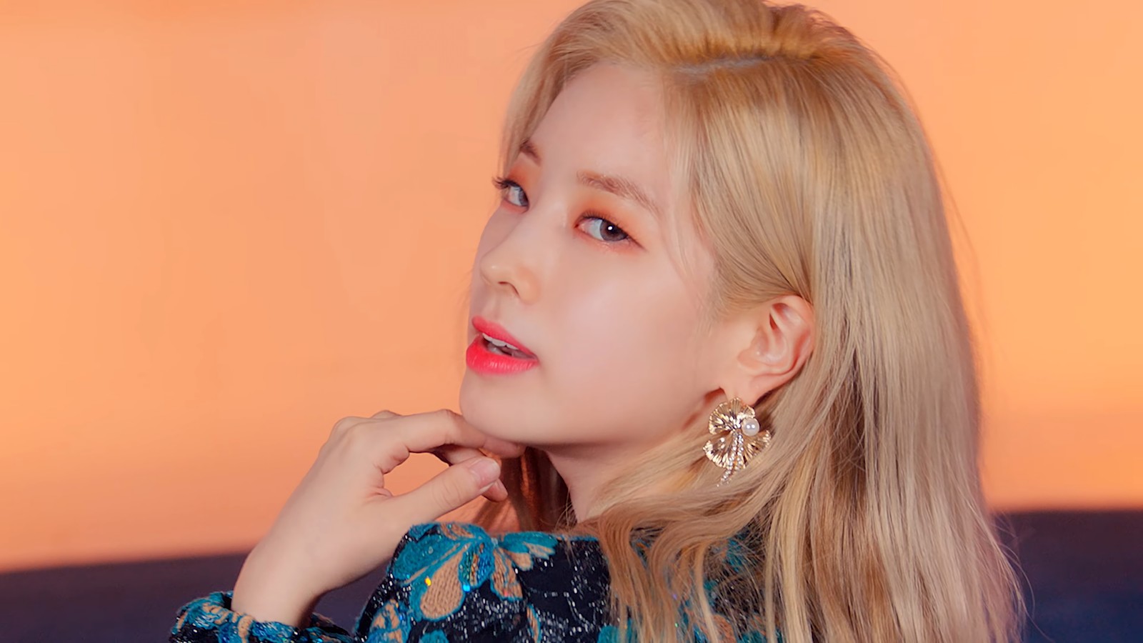 Une femme avec de longs cheveux blonds portant une robe bleue et des boucles d'oreilles (dahyun, 다현, kim da hyun, twice kpop, 트와이스)