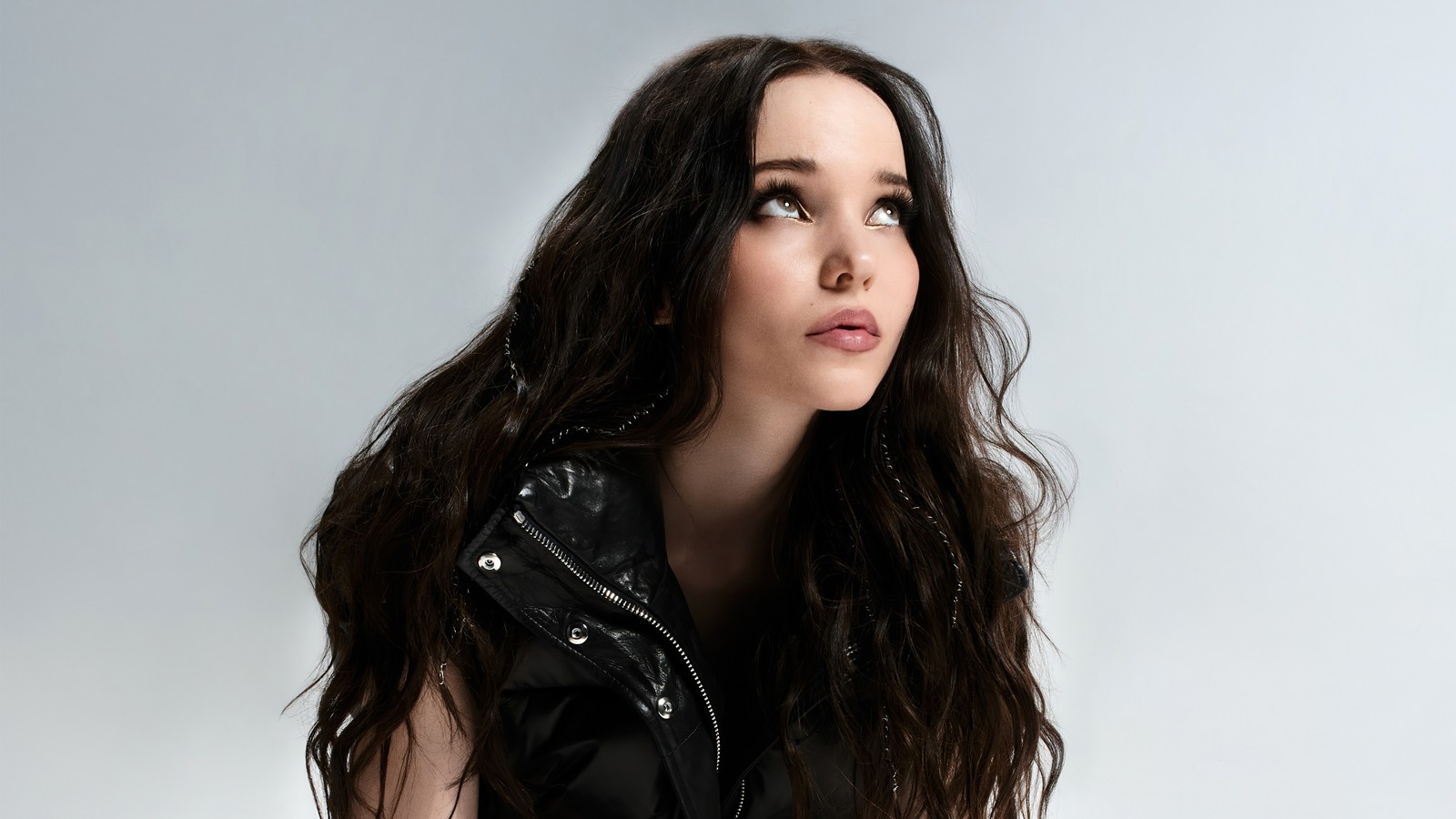 Vue de dessus d'une femme aux longs cheveux portant un gilet en cuir noir (dove cameron, séance photo, chanteur américain, gens, fond décran 4k)