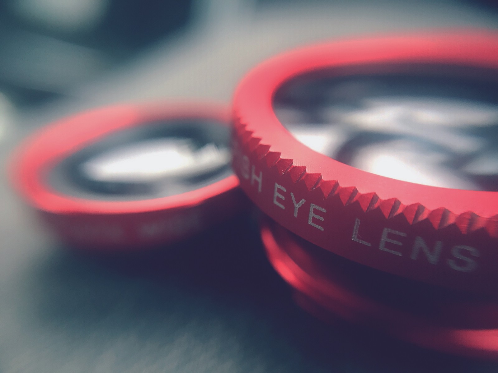 Un lente roja con un anillo rojo (lente ojo de pez, teléfono inteligente, rojo, colorido, manzana)