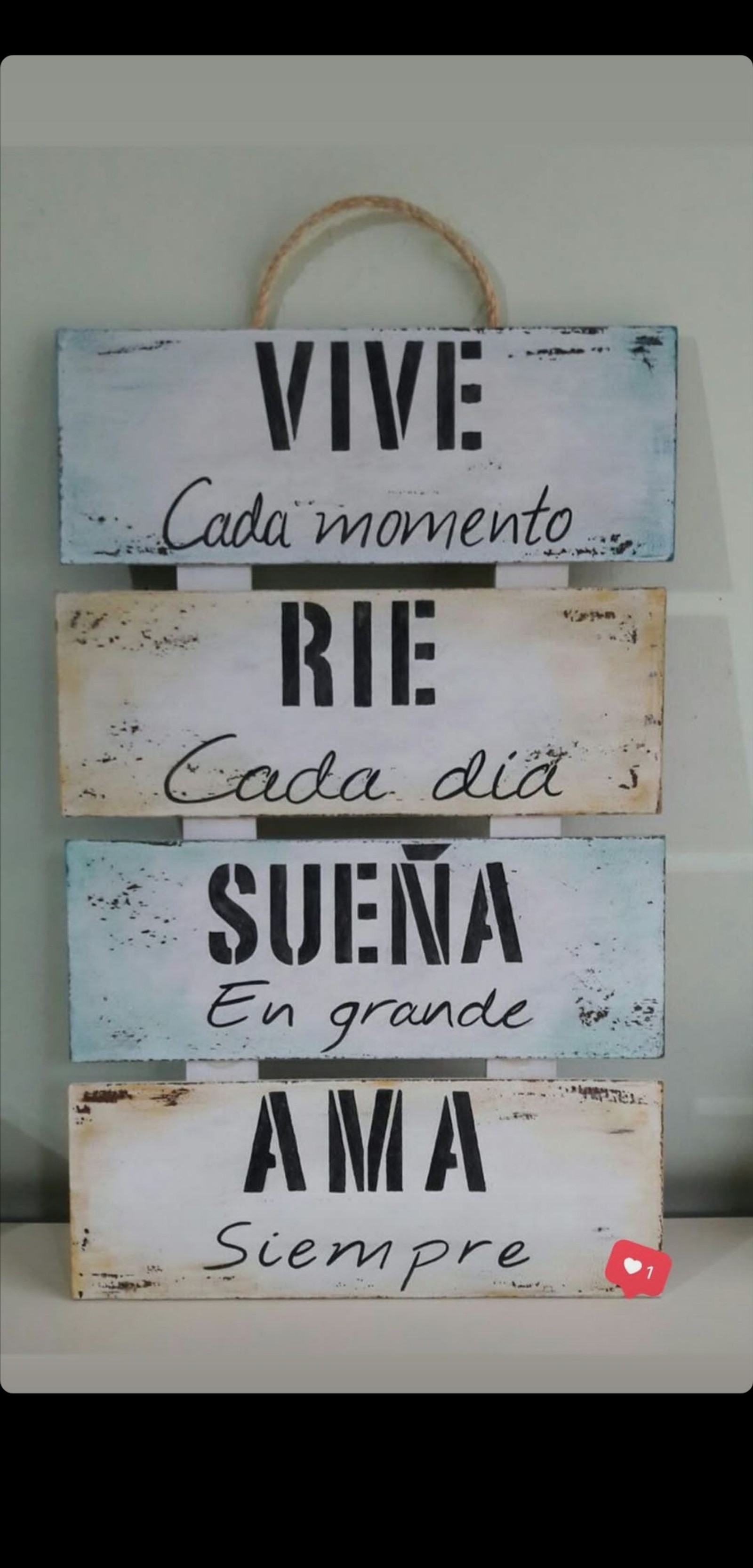 Il y a un panneau qui dit vin, calamomente, re, cola et su (buen dia, amour, se souvenir)