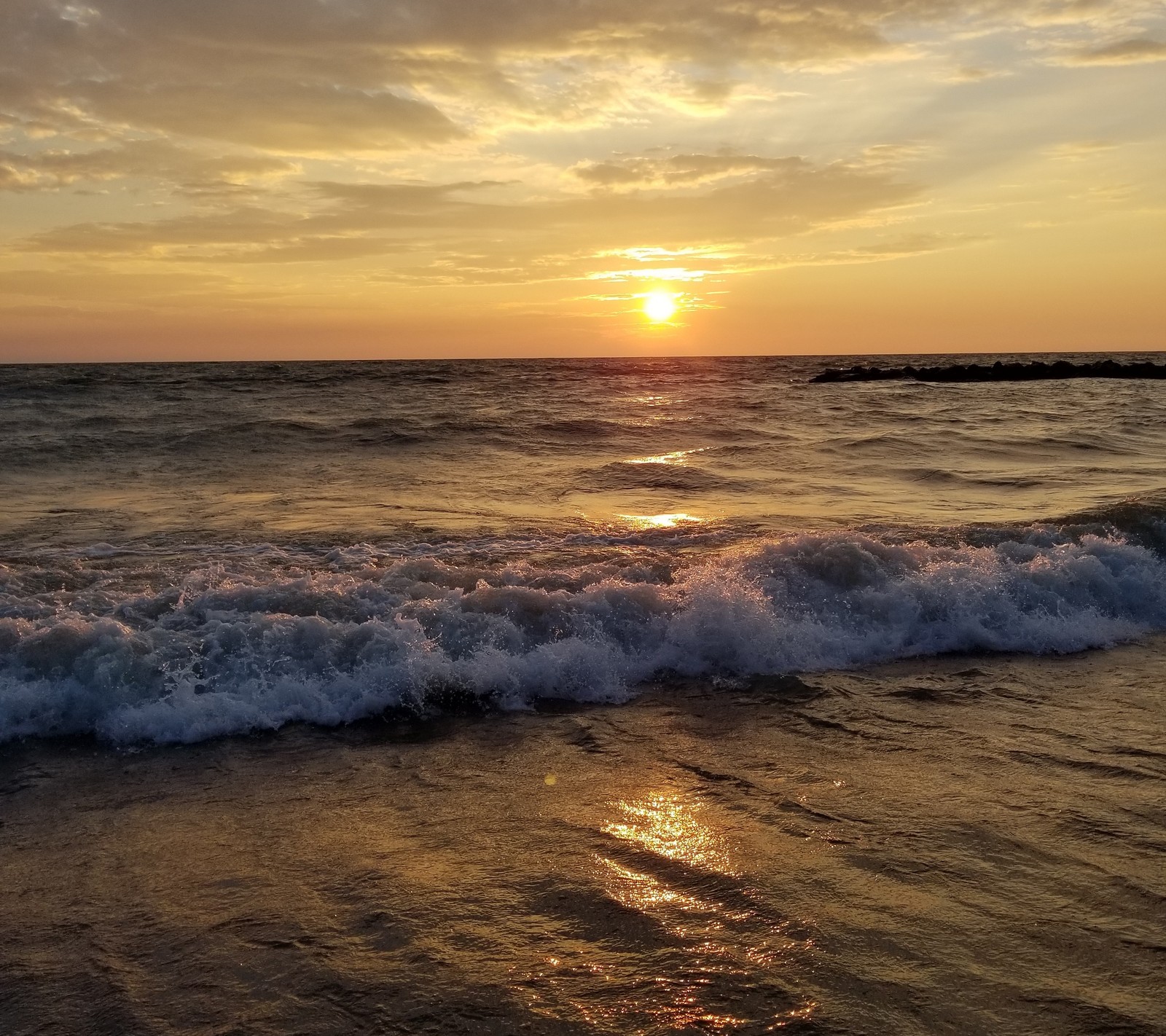 Vue aérienne d'un coucher de soleil sur l'océan avec des vagues (erie, great lakes, lac, coucher de soleil)