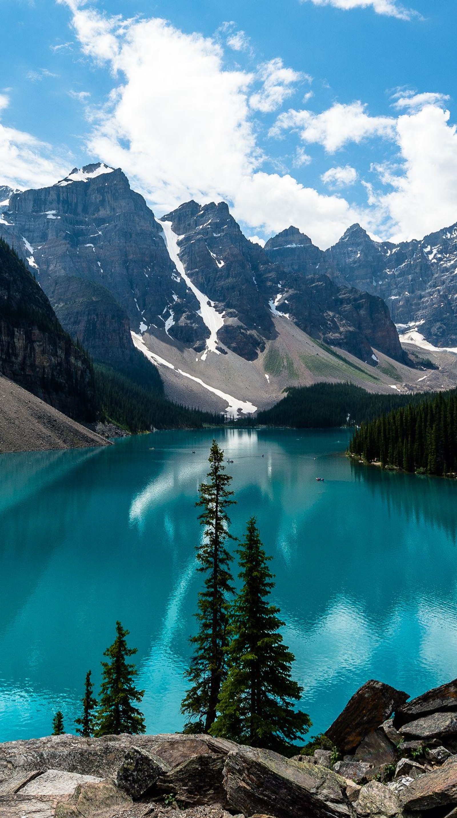 Il y a un lac avec une montagne en arrière-plan (serkan, serkoooo)