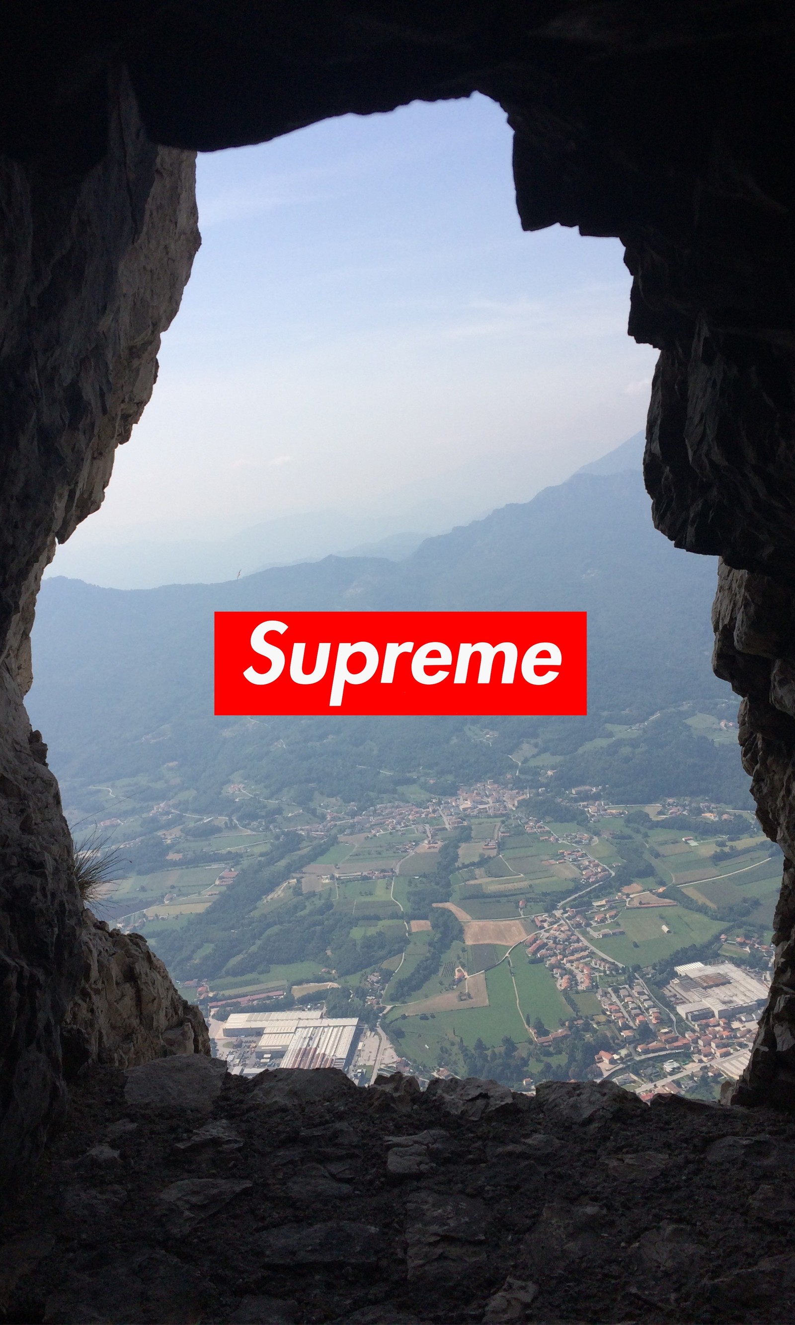 Um close do logotipo vermelho da supreme em uma rocha (fundos supreme, supreme, papel de parede supreme)