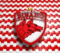 Emblema del club de fútbol Dinamo Bucarest sobre un fondo hexagonal rojo y blanco