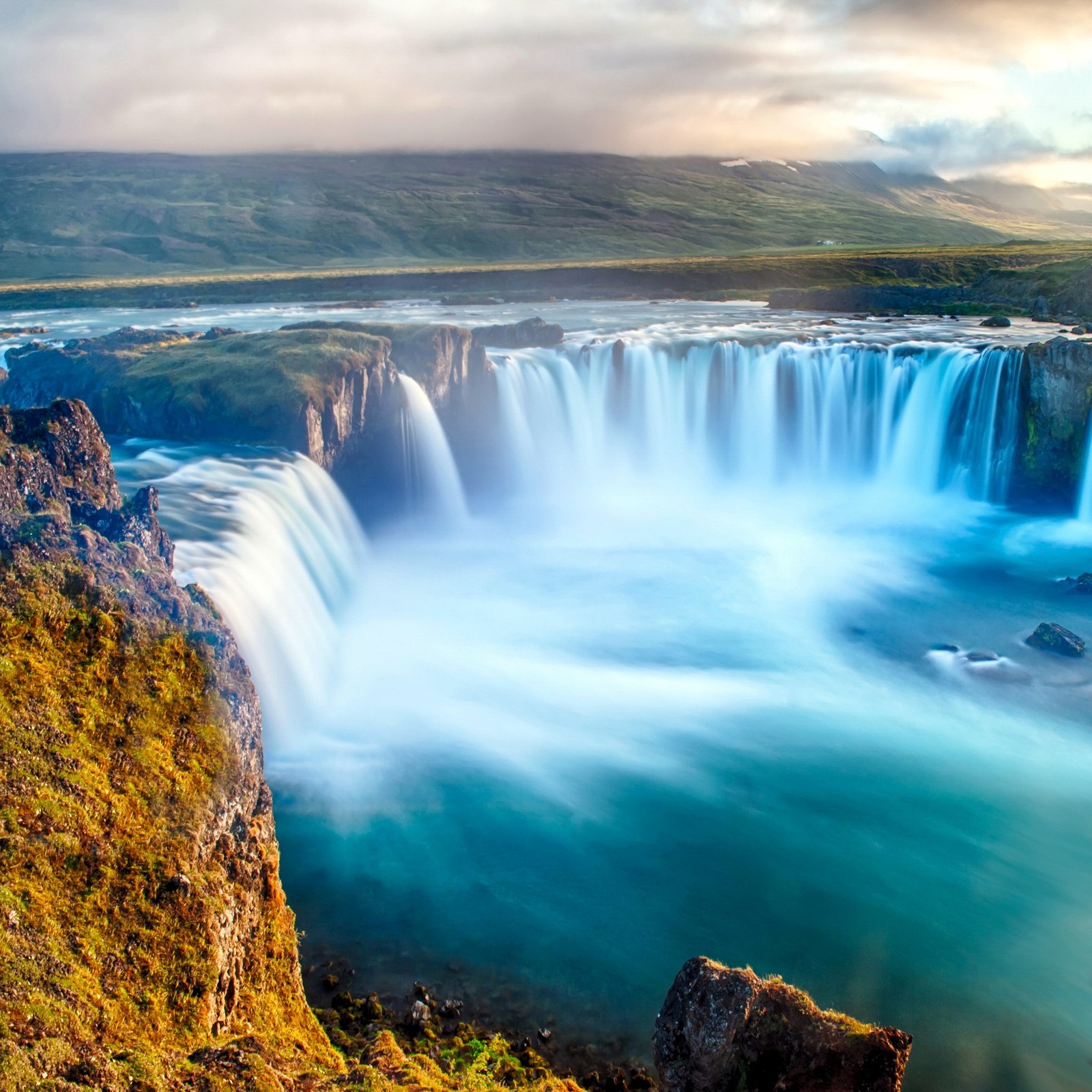 A view of a waterfall with a large amount of water (nature, river, waterfall)