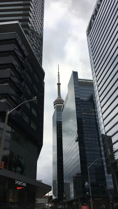 Blick auf den CN Tower zwischen den städtischen Wolkenkratzern von Toronto