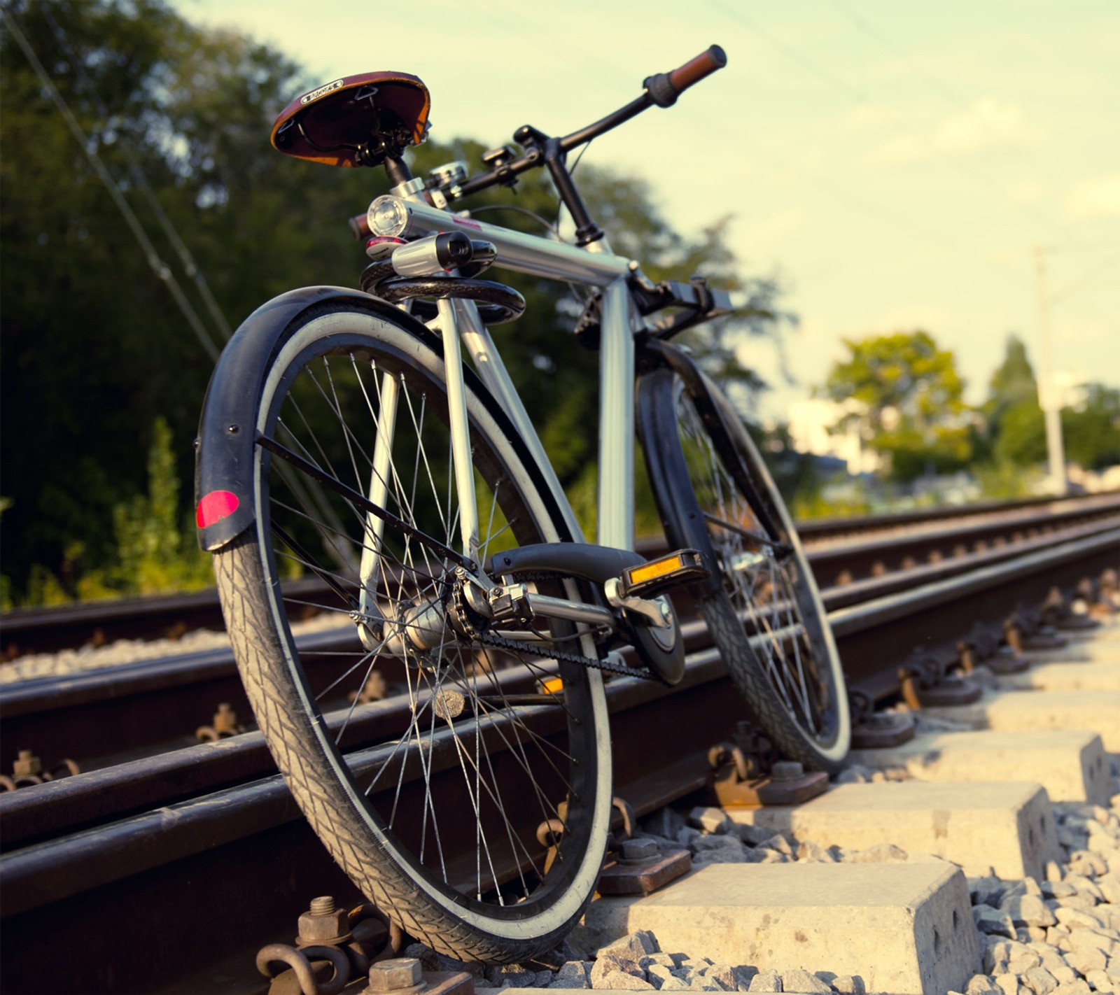 Es steht ein fahrrad auf den gleisen (zyklus, fotografie)