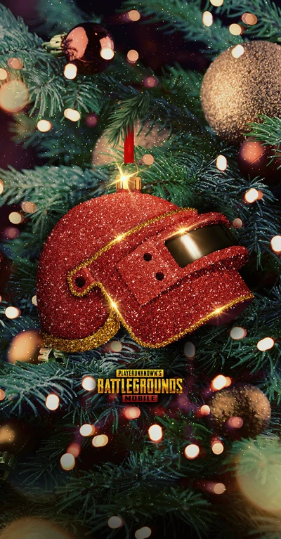 Adorno de casco de PUBG festivo en un árbol de Navidad