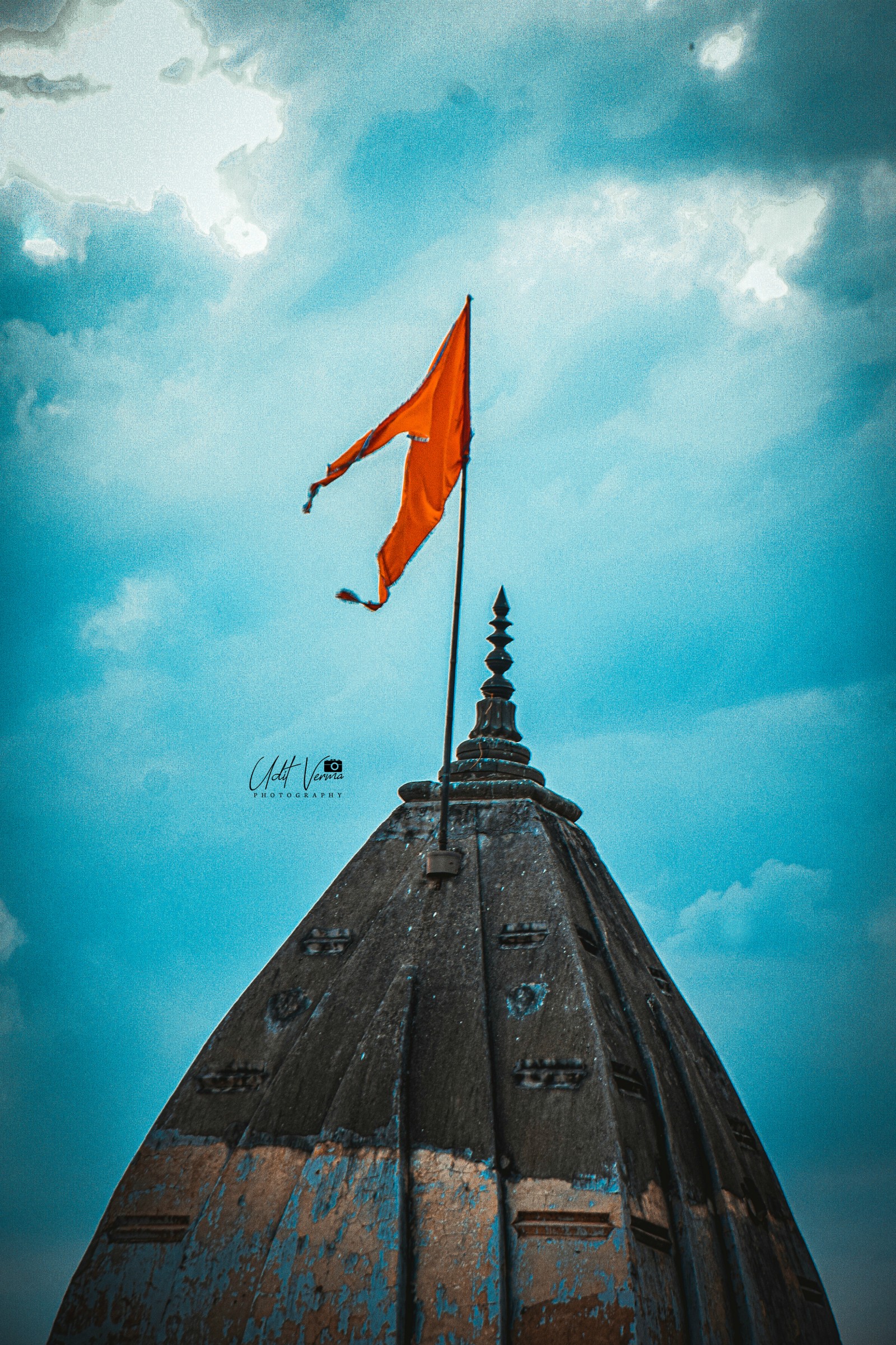 Hay una bandera ondeando en la parte superior de un edificio con un fondo de cielo (bhagwa, bandera, hindú, bandera hindú, jay bhawani)