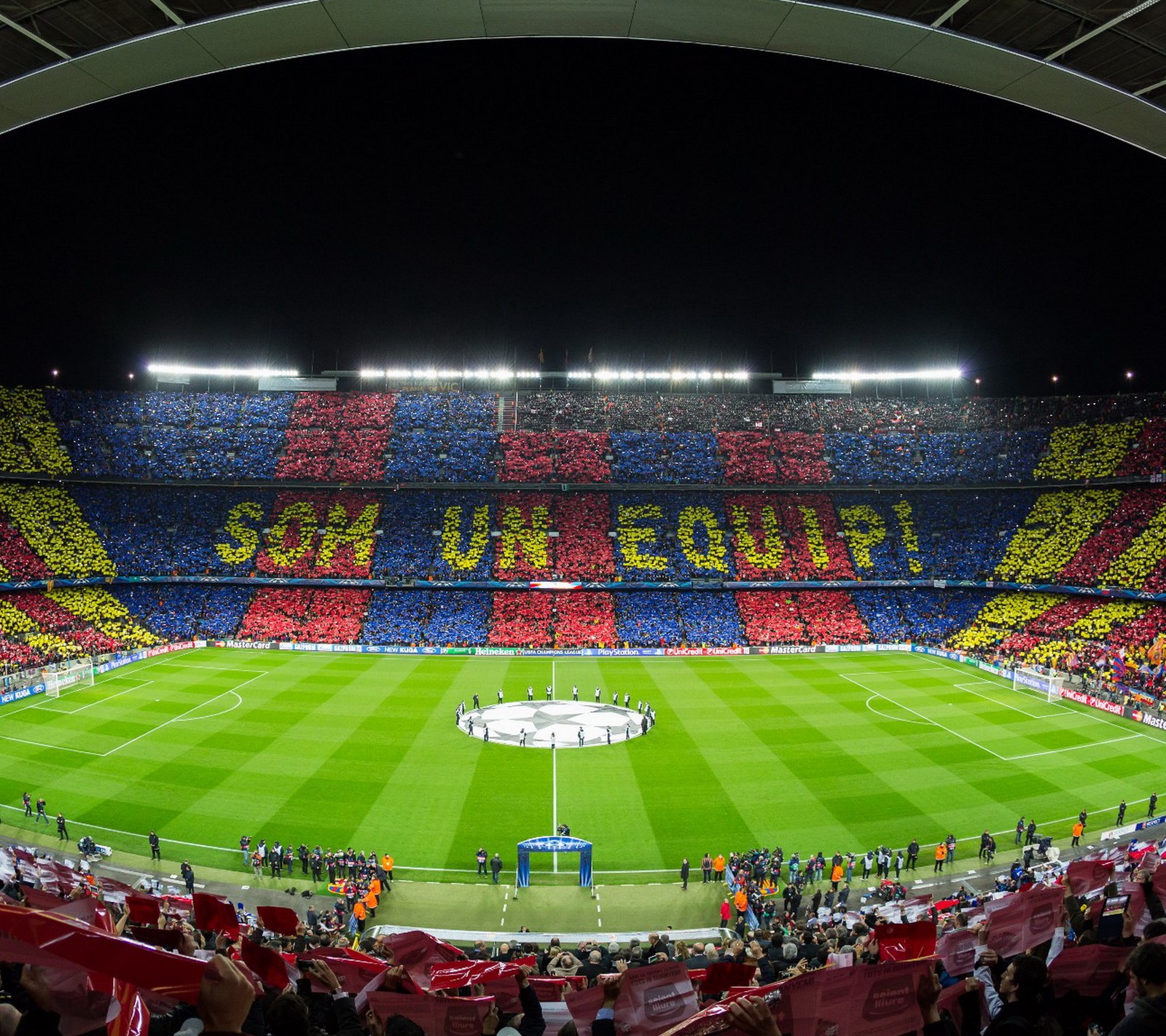 Vue retravaillée d'un stade de football avec une grande foule (barca, camp nou, fc barcelona)