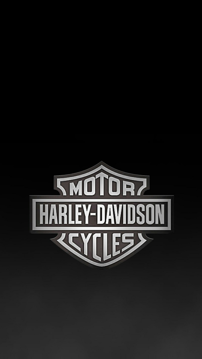 Крупный план логотипа harley davidson на черном фоне (harley davidson, мотоцикл)