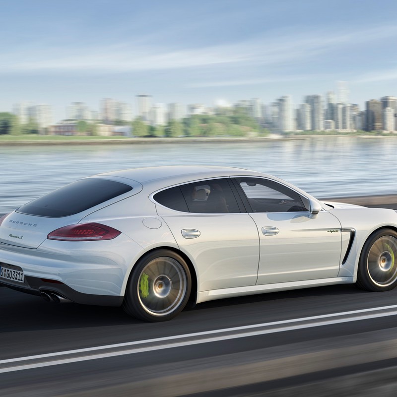 Крупный план белого porsche panamera, едущего по дороге рядом с водоемом (авто, машина, панамера, panamera, porsche)