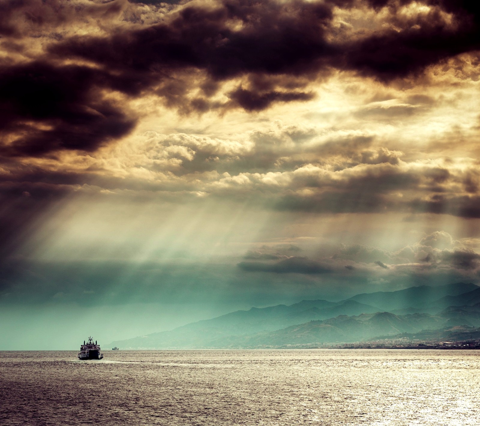 Un bateau est dans l'eau sous un ciel nuageux (ciel, lumière)